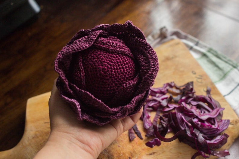 Crochet red cabbage for kids to play cooking, handmade vegetables, crochet food, vegan gift, kitchen decoration. zdjęcie 1