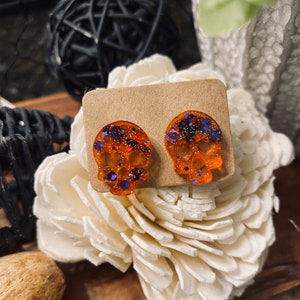 Halloween 2021 heart-eye skull studs