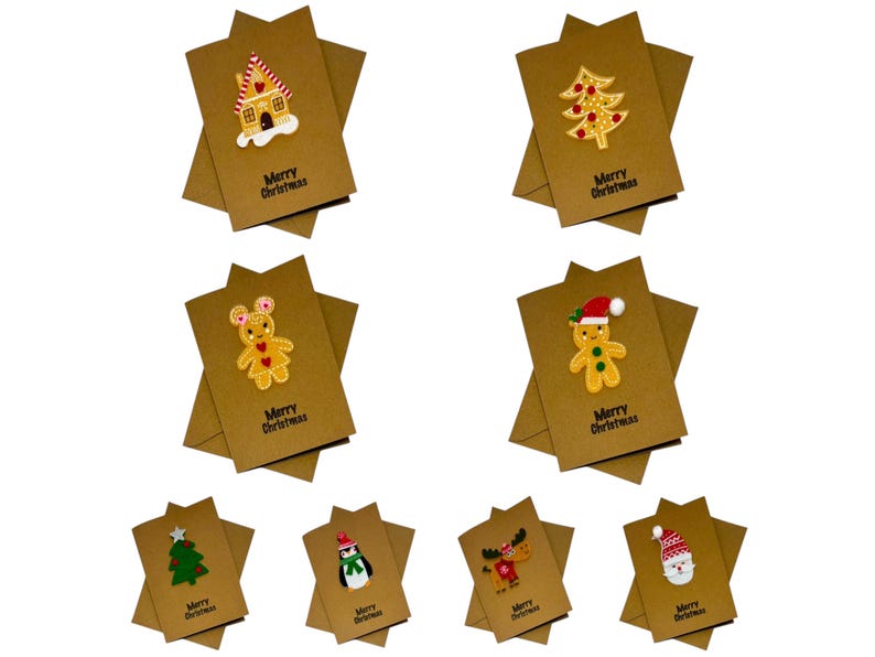 Op de afbeelding: Een verzameling kerstkaarten met feestelijke ontwerpen. Elke kaart heeft een ander applique, waaronder een peperkoekhuisje, kerstboom en kerstman. De woorden "Merry Christmas" staan op elke kaart.