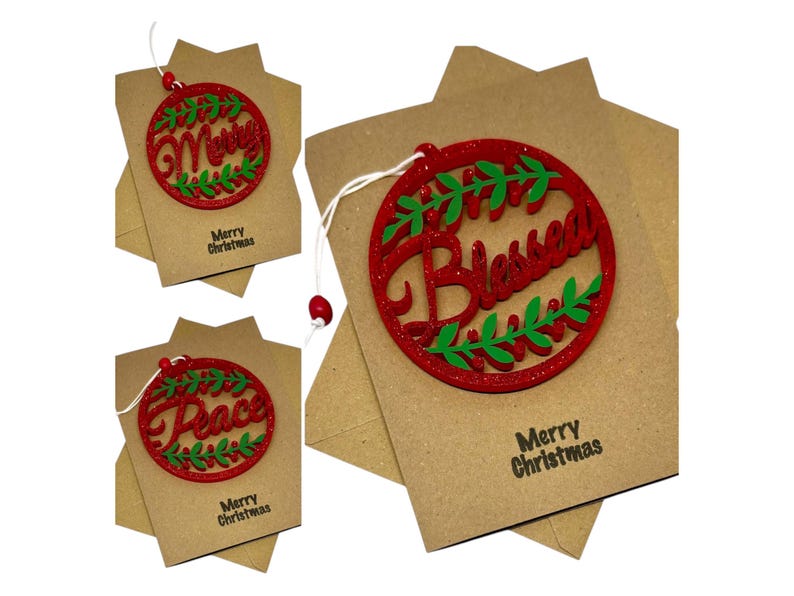 Op de afbeelding: Kerstversieringen met rode glitterletters en groene bladaccenten. De ornamenten zeggen "Merry", "Blessed" en "Peace". Elk ornament is bevestigd aan een kraftpapier kaart met de tekst "Merry Christmas".