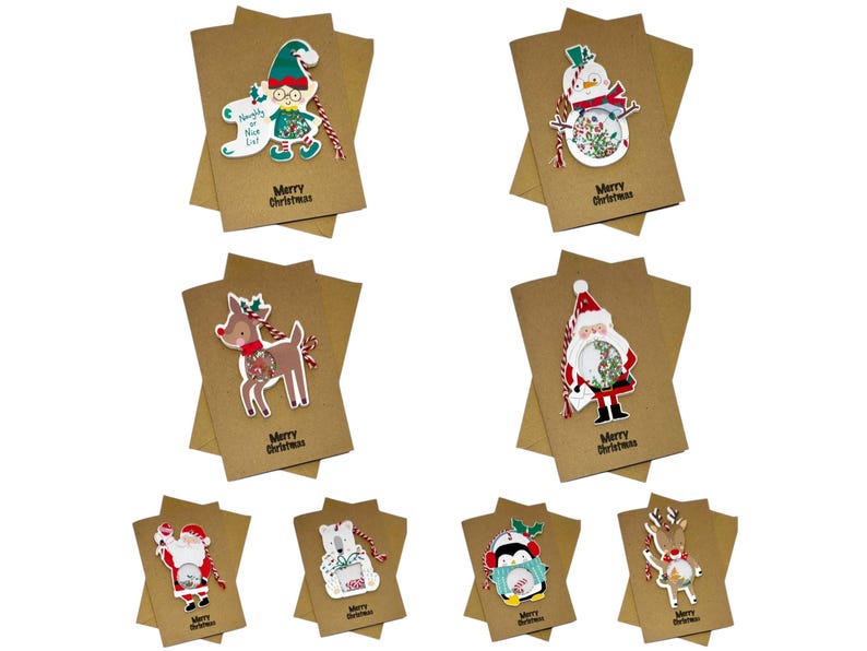 Op de afbeelding: Een verzameling kerstkaarten met verschillende feestelijke ontwerpen. Elke kaart toont een ander personage, waaronder een elf, een sneeuwman, een rendier en de kerstman, met de tekst "Merry Christmas" erop.