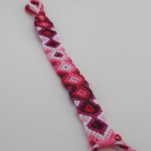 Arrowhead Friendship Bracelet (Pink Gradient)