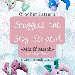 Puede incluir: Un patrón de crochet para una almohada para el cuello con forma de serpiente, con el texto "Snuggles the Sky Serpent". La imagen muestra cuatro variaciones de color diferentes de la serpiente, incluyendo blanco, azul, rosa y morado, con acentos verdes y naranjas.