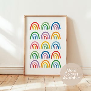 Op de afbeelding: Een set van drie keramische mokken met een gespikkelde, matte afwerking. De mokken zijn in cr&egrave;me, lichtgrijs en donkergrijs. Elke mok heeft een eenvoudig, minimalistisch ontwerp en een afgeronde handgreep.