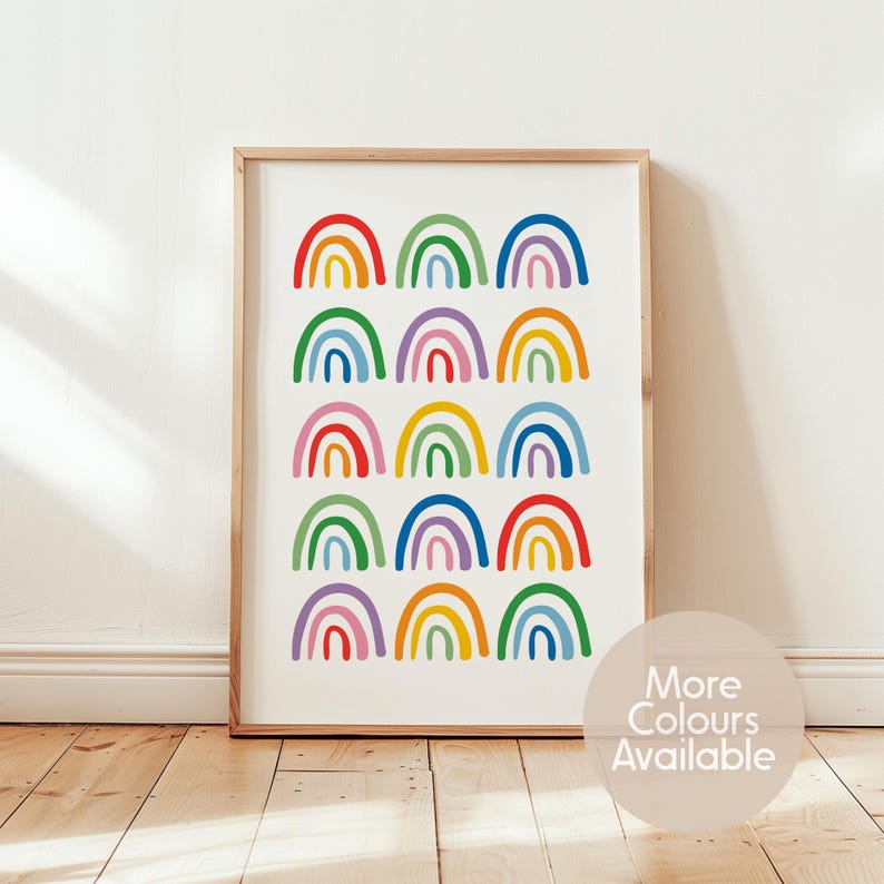 Op de afbeelding: Een set van drie keramische mokken met een gespikkelde, matte afwerking. De mokken zijn in cr&egrave;me, lichtgrijs en donkergrijs. Elke mok heeft een eenvoudig, minimalistisch ontwerp en een afgeronde handgreep.