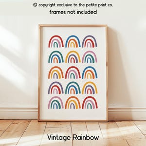 Op de afbeelding: Een set van drie keramische mokken met een gespikkelde, matte afwerking. De mokken zijn in cr&egrave;me, lichtgrijs en donkergrijs. Elke mok heeft een eenvoudig, minimalistisch ontwerp.