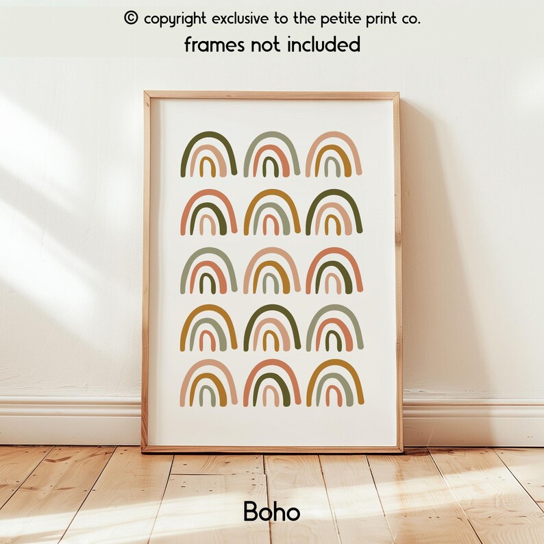 Op de afbeelding: Een ingelijste print met een herhalend patroon van kleurrijke regenbogen in groen, roze en bruin. De tekst "copyright exclusive to the petite print co. frames not included" staat bovenaan. Het woord "Boho" staat onderaan.