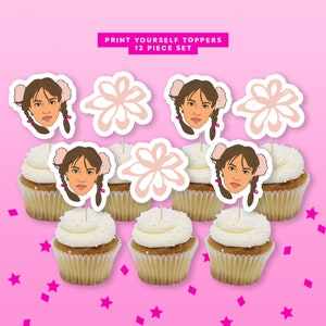 Può includere: Un set di 12 topper per cupcake con un design a fiore rosa e un'illustrazione di cartone animato di una persona con i capelli castani che indossa una fascia bianca. Il testo "PRINT YOURSELF TOPPERS 12 PIECE SET" è stampato nella parte superiore dell'immagine.