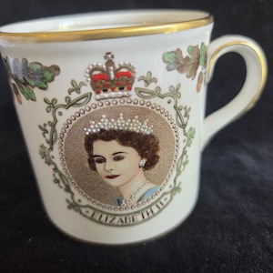 Pretty 1953 Coronation Mug (A668)
