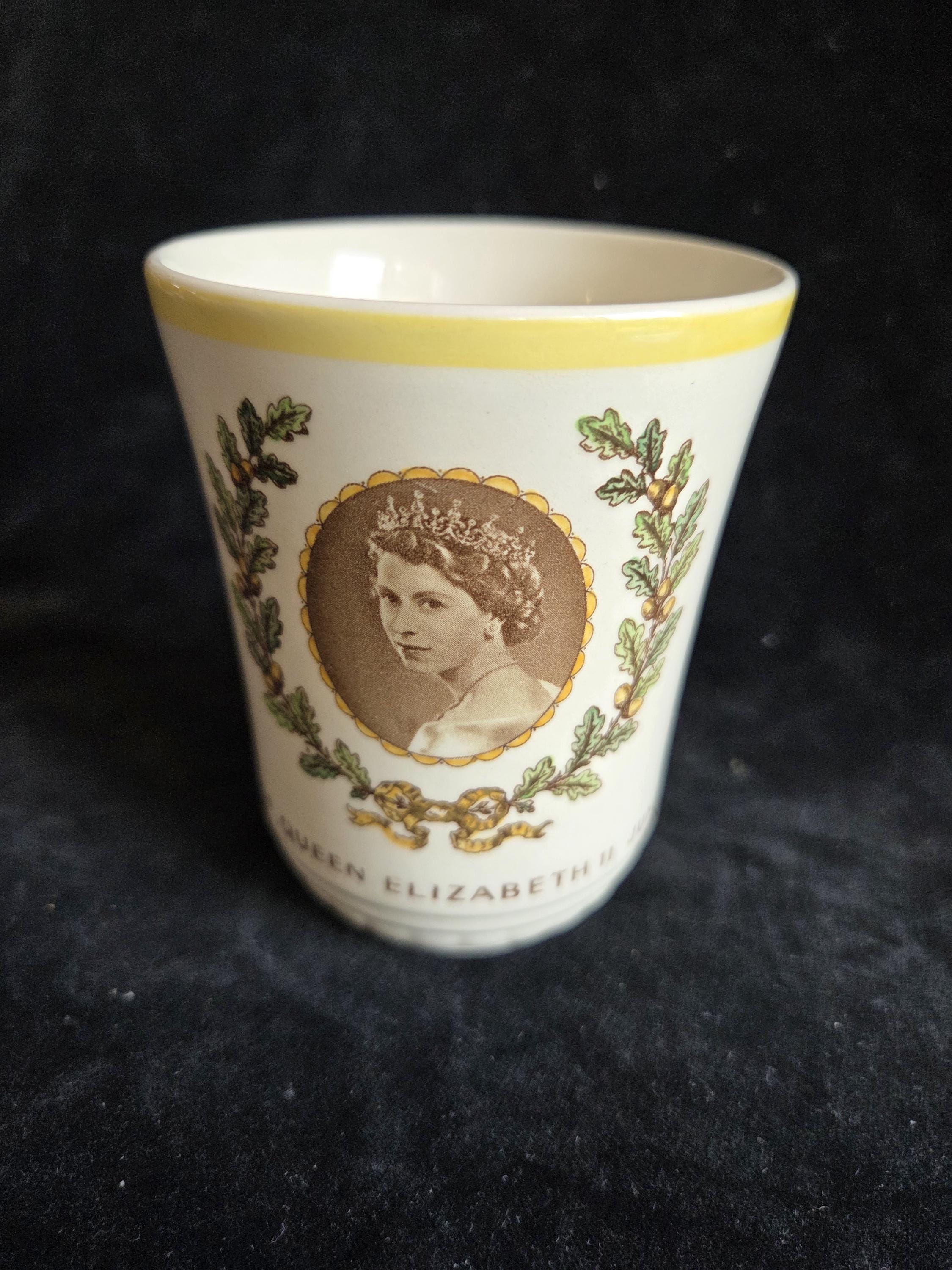 【美品、箱付き】ロイヤルウースター エリザベス女王2世 フィギュリン♡ ロイヤルウースターThe Masquerade Begins フィギュリン – Rose