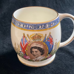 Mug à café avec l'œuvre « Anniversaire 18 ans Reine avec couronne jusqu'à  l'âge de 18 ans Joyeux anniversaire Reine avec couronne de princesse » de  l'artiste Trenddesigns24