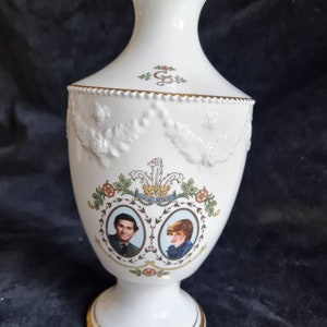 A large vase to Commemorate the 1981 Wedding of Prince Charles & Lady Diana Spencer (A250)