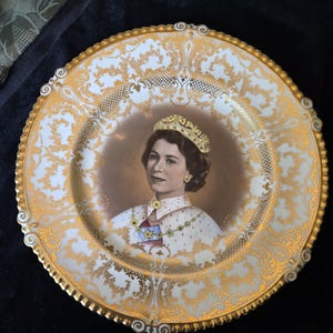 1953 Coronation Gold Aynsley Plate (A628)