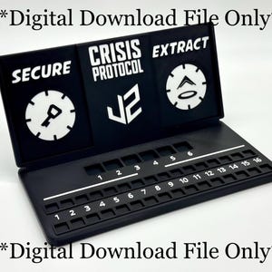 Peut inclure: Plateau de jeu noir avec texte et symboles blancs. Le texte comprend "SECURE", "CRISIS PROTOCOL" et "EXTRACT". Le plateau comporte des emplacements numérotés et un symbole de clé. Le texte "Digital Download File Only" est également présent.
