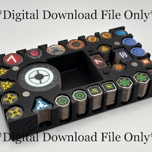 Może przedstawiać: Czarny organizer z różnymi żetonami i kartami do gry. Organizer ma wiele przegródek i gniazd do przechowywania elementów gry. Żetony i karty mają różne kolory i wzory. Tekst "*Digital Download File Only*" znajduje się u góry i u dołu.