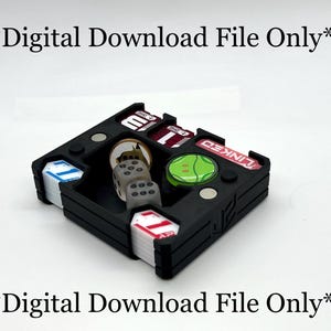 Op de afbeelding: Een zwarte spelorganizer met diverse spelonderdelen, waaronder dobbelstenen, fiches en kaarten. De organizer heeft meerdere compartimenten en het woord "LINKED" is zichtbaar. De tekst "*Digital Download File Only*" is zichtbaar.