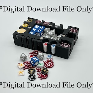 Op de afbeelding: Een zwarte organizer voor bordspelcomponenten, gevuld met dobbelstenen, fiches en kaarten. De organizer heeft meerdere compartimenten en sleuven. De afbeelding bevat de tekst "*Digital Download File Only*".