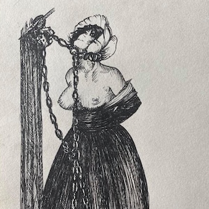 Peut inclure: Un dessin à l'encre noire et blanche d'une personne enchaînée à un poteau en bois. La personne porte une longue robe flottante et une couvre-chef. Les chaînes sont enroulées autour du cou, des poignets et des chevilles de la personne.