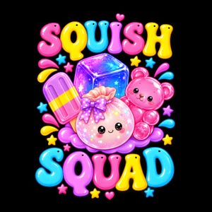 Może przedstawiać: Kolorowy projekt graficzny z napisem SQUISH SQUAD w formie bąbelkowych liter. Ilustracja przedstawia fioletową kostkę galaktyki, różowe lody na patyku, różowego żelkowego misia oraz okrągły różowy woreczek z kokardką, otoczone małymi gwiazdkami.