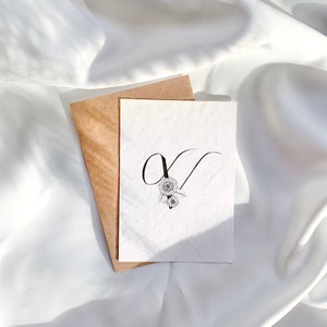 | de cartes conçues pour le lettrage V avec tournesols | artisanat dessiné à la main artisanat calligraphie carte mini design art kraft lettres vierges salutation