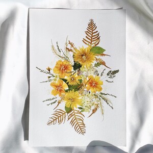 Pu&ograve; includere: Una stampa d'arte botanica con una vivace composizione di fiori gialli e arancioni, accentuata da felci secche e delicato verde. La composizione floreale &egrave; ambientata su uno sfondo bianco, creando un contrasto sorprendente. L'opera &egrave; un'illustrazione botanica.