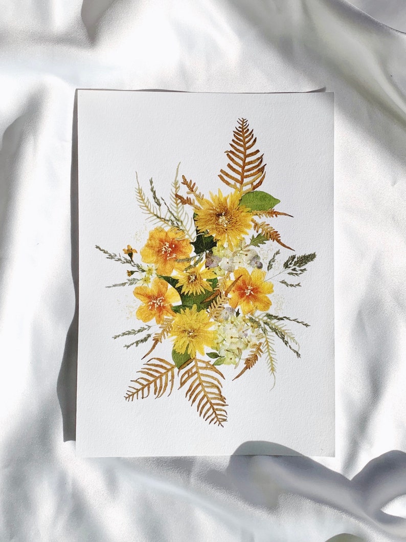 Pu&ograve; includere: Una stampa d'arte botanica con una vivace composizione di fiori gialli e arancioni, accentuata da felci secche e delicato verde. La composizione floreale &egrave; ambientata su uno sfondo bianco, creando un contrasto sorprendente. L'opera &egrave; un'illustrazione botanica.