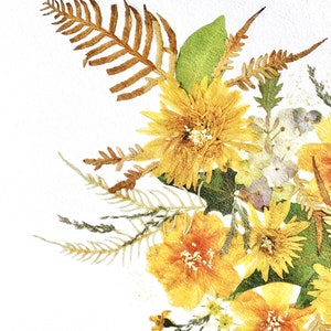 Pu&ograve; includere: Primo piano di una composizione floreale con fiori gialli pressati, foglie verdi e felci marroni. La composizione &egrave; ambientata su uno sfondo bianco, evidenziando i colori e le trame naturali dei botanici essiccati. La composizione &egrave; dettagliata.
