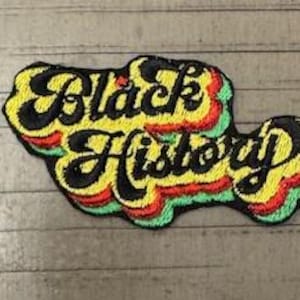 Puede incluir: Un parche bordado colorido con las palabras "Black History" en un estilo retro 3D. Las letras están delineadas en negro y rellenas de amarillo, verde y rojo.