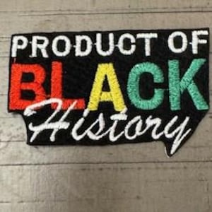 Puede incluir: Parche bordado en blanco y negro con el texto "PRODUCT OF BLACK HISTORY" en letras rojas, amarillas y verdes.
