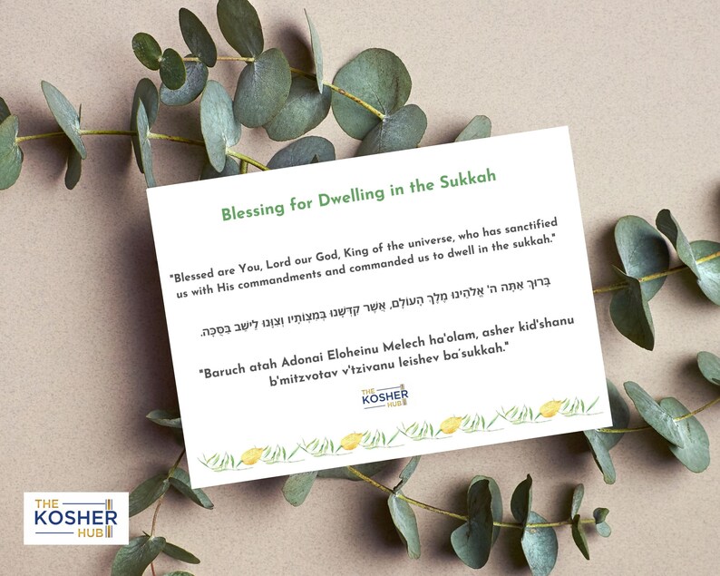 K&ouml;nnte beinhalten: Eine rechteckige wei&szlig;e Karte mit dem gr&uuml;nen Text Blessing for Dwelling in the Sukkah, gefolgt von dem Gebet auf Englisch, Hebr&auml;isch und in hebr&auml;ischer Transkription. Unten befinden sich ein kleines Logo und eine Bord&uuml;re aus gelben Etrogs.