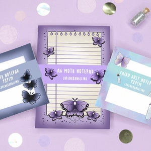 Könnte beinhalten: Drei verschiedene Notizblock-Designs mit Schmetterlings-Illustrationen. Die Notizblöcke sind lila, blau und hellblau mit weißem Hintergrund. Die Notizblöcke sind mit "A6 Moth Notepad 9x13cm", "Moth Notepad 9x13cm" und "Fairy Dust Notepad 9x13cm" beschriftet.