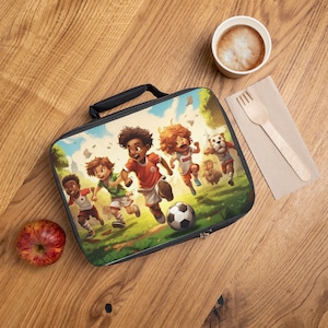 Kickin' Fun - Fiambrera para niños de fútbol / Bolsa de almuerzo deportiva / Contenedor de alimentos portátil / Almacenamiento de alimentos / Fiambrera para el regreso a la escuela / Regalo para fanáticos del fútbol