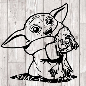 Könnte beinhalten: Eine Schwarzweiß-Zeichnung eines Charakters aus dem Star Wars-Franchise, bekannt als "Baby Yoda", der einen Frosch in seinen Armen hält. Der Text "Snack Time" steht unter dem Charakter.