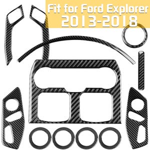 Könnte beinhalten: Ein Satz schwarzer Carbon-Interieurleisten für einen Ford Explorer, 2013-2018. Das Set beinhaltet eine Armaturenbrettleiste, Türgriffabdeckungen und eine Schaltknaufumrandung.