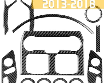 Pode incluir: Um conjunto de peças de acabamento interior em fibra de carbono preta para um Ford Explorer, 2013-2018. O conjunto inclui uma moldura do painel, capas de maçanetas das portas e um contorno da alavanca de câmbio.