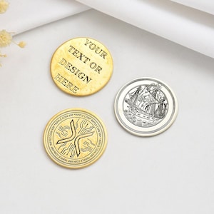 Puede incluir: Tres monedas de color dorado. Una moneda tiene el texto "YOUR TEXT OR DESIGN HERE". Otra moneda tiene una ilustración de un barco. La tercera moneda tiene un diseño de placa de circuito con el texto "RIPPLE COIN XRP".