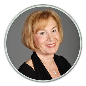 Może przedstawiać: Portret uśmiechniętej kobiety z krótkimi, blond włosami i czarnym topem. Nosi srebrny naszyjnik z perłową zawieszką. Obraz jest oprawiony w okrągłą ramkę na szarym tle.