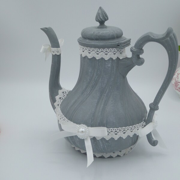 Ancienne cafetière relookée en gris et dentelle