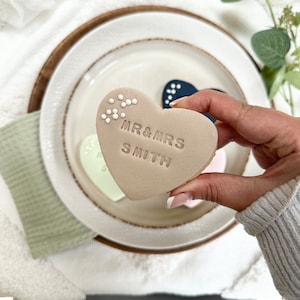 Beige wedding biscuit favours / biscuit favours with date