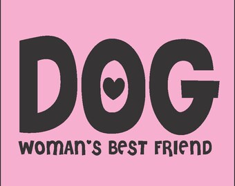 Op de afbeelding: Roze achtergrond met het woord "DOG" in grote, donkergrijze letters. De letter "O" heeft een hart in het midden. Daaronder staat de zin "WOMAN'S BEST FRIEND" in kleinere, donkergrijze letters.