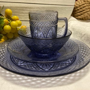 Vintage Bluish by Cristal d'Arques Durand made in France - Geschirr Set von einer Schale, Tasse, Speiseteller und Salattellern