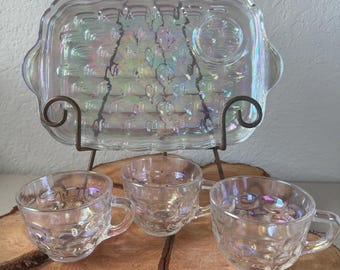 Juego de 3 platos y tazas para aperitivos Yorktown de vidrio vintage Federal Glass iridiscente con huella dactilar en arcoíris.