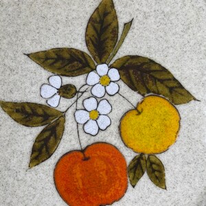 Pode incluir: Um prato de cer&acirc;mica com fundo branco e um desenho floral castanho, verde e amarelo. O desenho apresenta duas cerejas laranja e amarelas e flores brancas com centros amarelos.