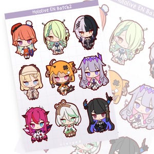 Peut inclure: Feuille d'autocollants Hololive EN Batch 2 avec des personnages d'anime de style chibi. Les autocollants présentent des personnages avec diverses couleurs de cheveux, notamment rouge, vert, noir, blond, orange, violet, rose et blanc. Chaque personnage a des tenues et des expressions uniques.