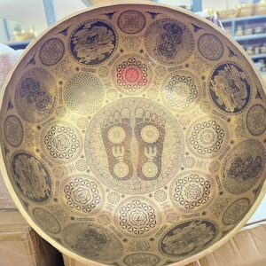 15 Zoll bis 24 Zoll Stehfußklangtherapieschale - Made in Nepal - Geziert mit stehendem Fuß und Mandala-Design - Beste Klangvibrationen