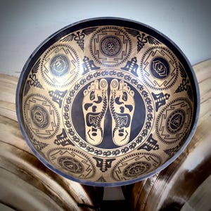 15 Zoll bis 24 Zoll Stehfußtherapie Tibetische Klangschale-Made in Nepal-Geziert mit stehendem Fuß & Shree Yantra-Premiumschale
