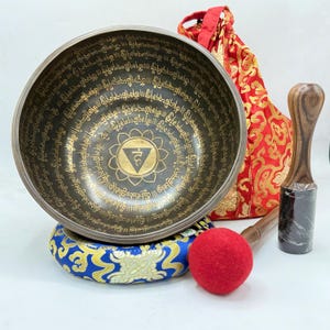 27 cm Jhumka Tibetische Schale- Geschmückt mit Mantras und Goldstickerei am äußeren Kreis mit Vajra- Dickere Schale mit lang anhaltendem Klang