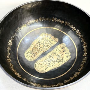 15-24 Zoll Stehfüße-Schüssel im klassischen Design- geschmückt mit Stehfüßen umgeben von tibetischem Mantra und Vollmond-Logo