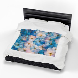 Floral Velveteen Plush Blanket, Cozy Home Decor, Soft Throw for Relaxation, Perfect for Gifting, Ideal for All Seasons