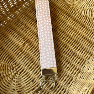 Llavero de pulsera floral, llavero de tela, cordón de muñeca, diseño de cuadros vintage, accesorio para mujer, idea de regalo, organizador de llaves de coche, regalo por menos de 10 imagen 10